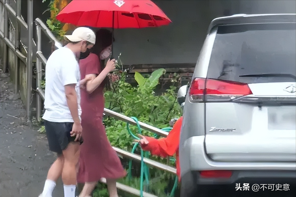 欧弟新恋情曝光！陪新欢出游呵护备至，女方孕肚明显疑怀孕五个月