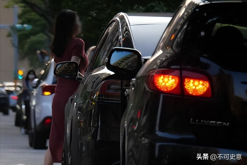 欧弟新恋情曝光！陪新欢出游呵护备至，女方孕肚明显疑怀孕五个月