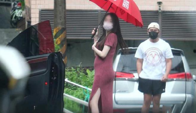 欧弟第三次当爹！交往不到半年女友怀孕，曾哭穷卖跑车养女儿！