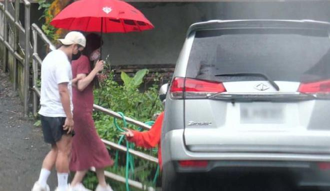 欧弟第三次当爹！交往不到半年女友怀孕，曾哭穷卖跑车养女儿！