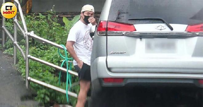 欧弟第三次当爹！交往不到半年女友怀孕，曾哭穷卖跑车养女儿！