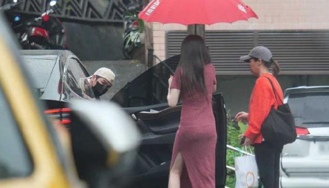 欧弟第三次当爹！交往不到半年女友怀孕，曾哭穷卖跑车养女儿！