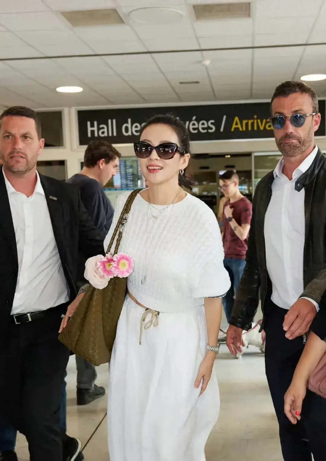 章子怡戛纳待遇:红毯清场，是枝裕和主动搭讪，杨幂李现成她跟班