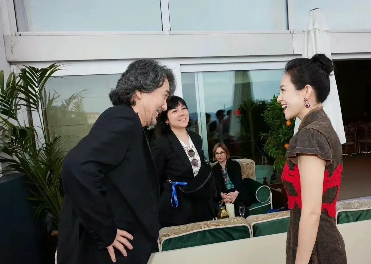 章子怡戛纳待遇:红毯清场，是枝裕和主动搭讪，杨幂李现成她跟班