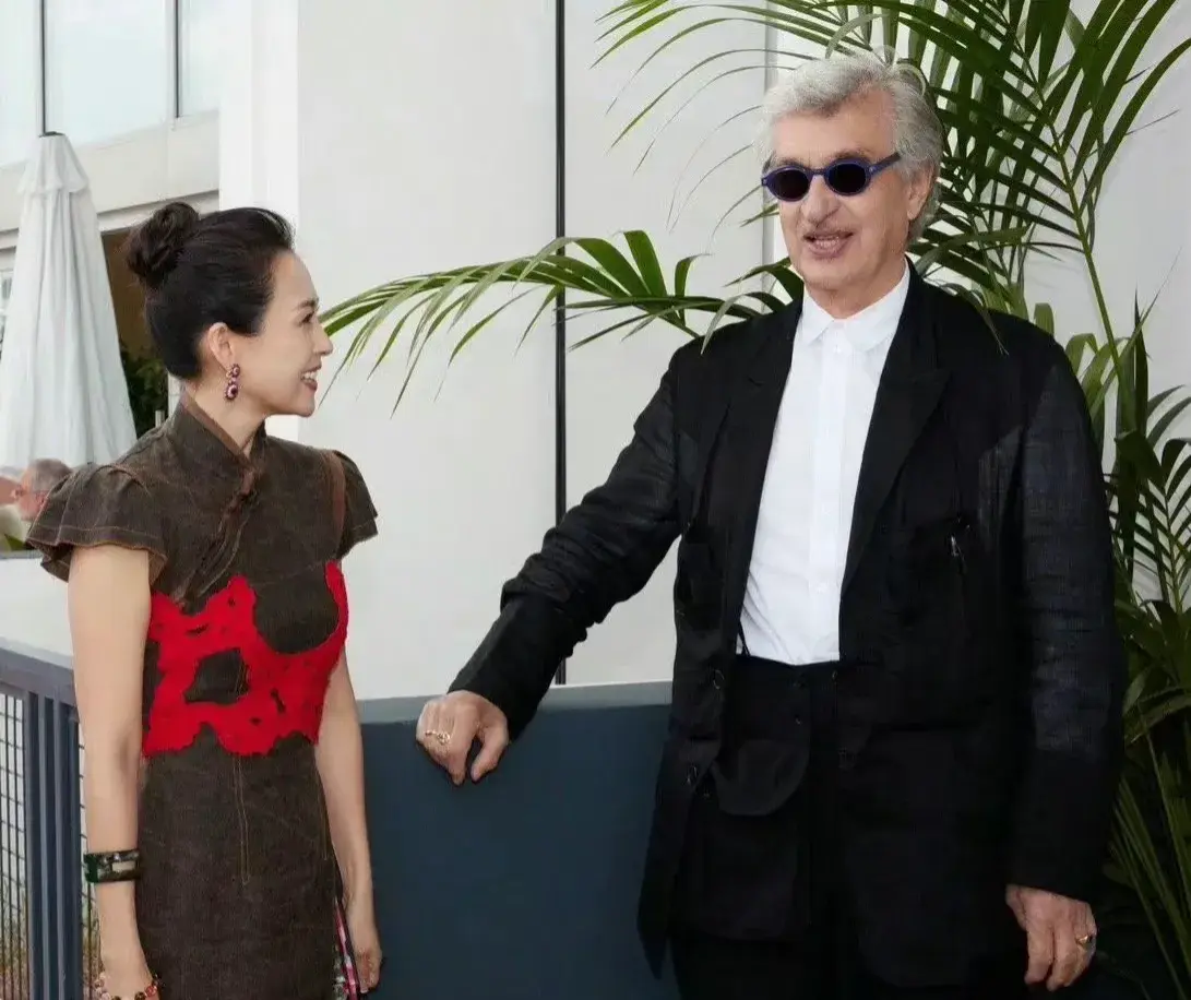 章子怡戛纳待遇:红毯清场，是枝裕和主动搭讪，杨幂李现成她跟班