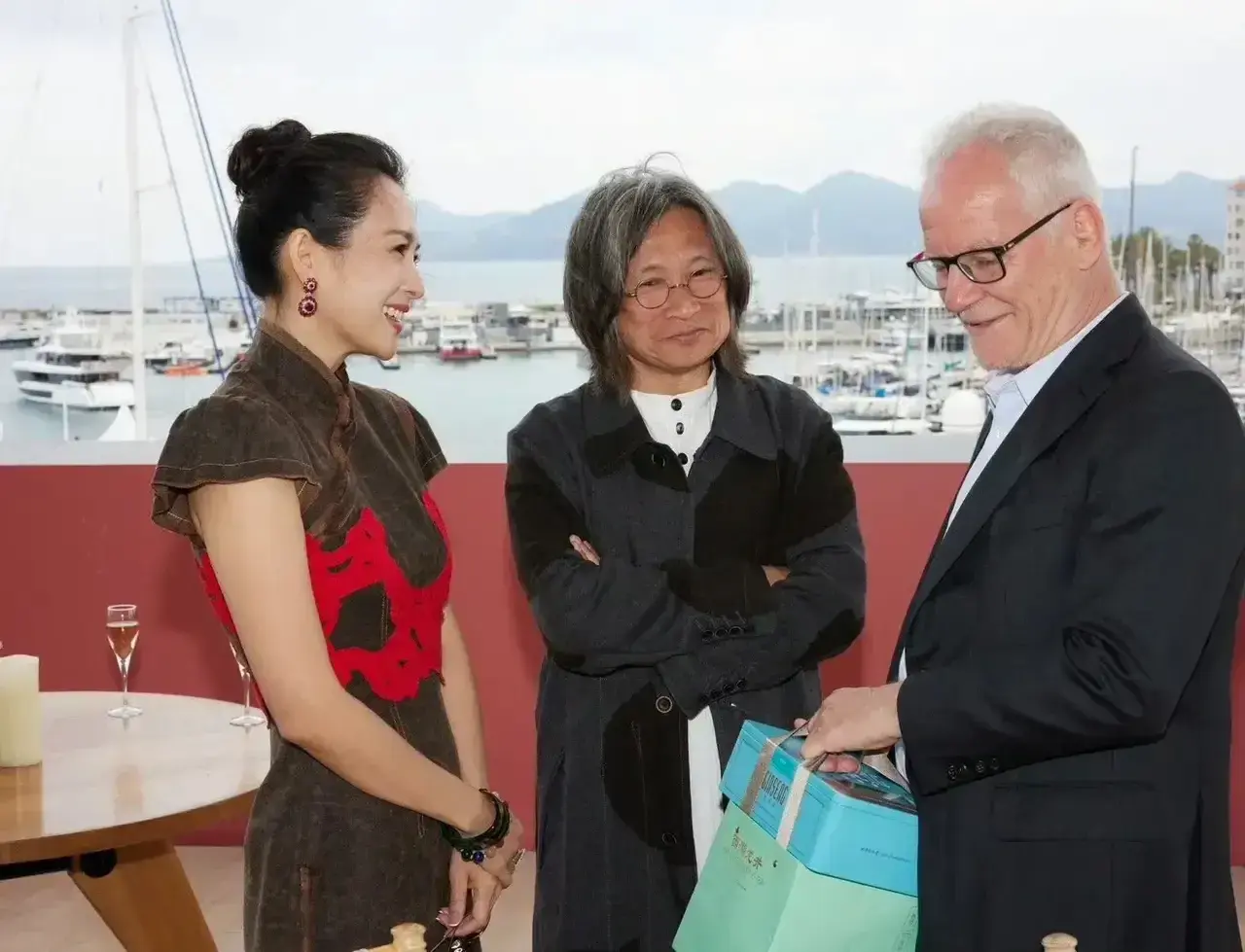 章子怡戛纳待遇:红毯清场，是枝裕和主动搭讪，杨幂李现成她跟班