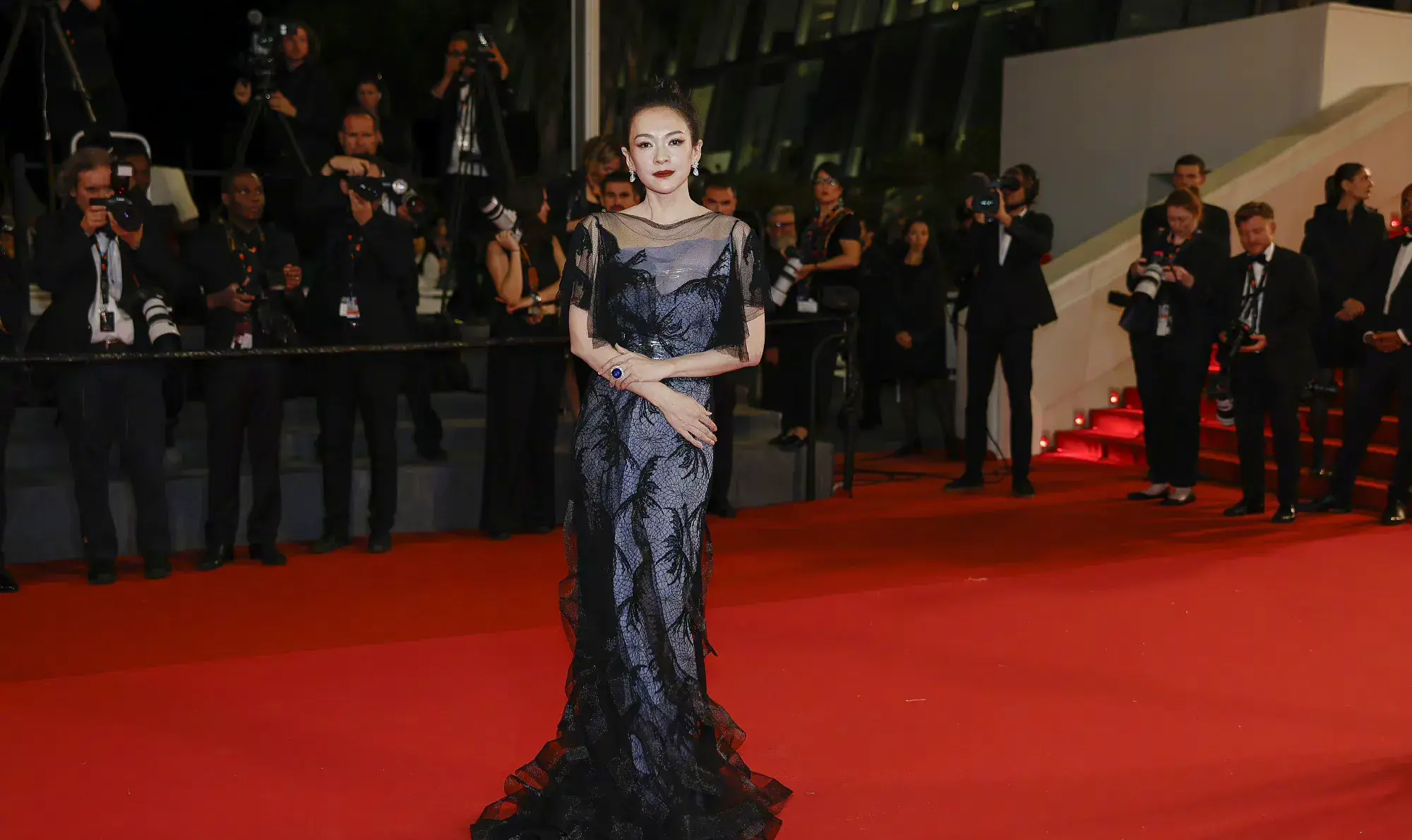 章子怡戛纳待遇:红毯清场，是枝裕和主动搭讪，杨幂李现成她跟班