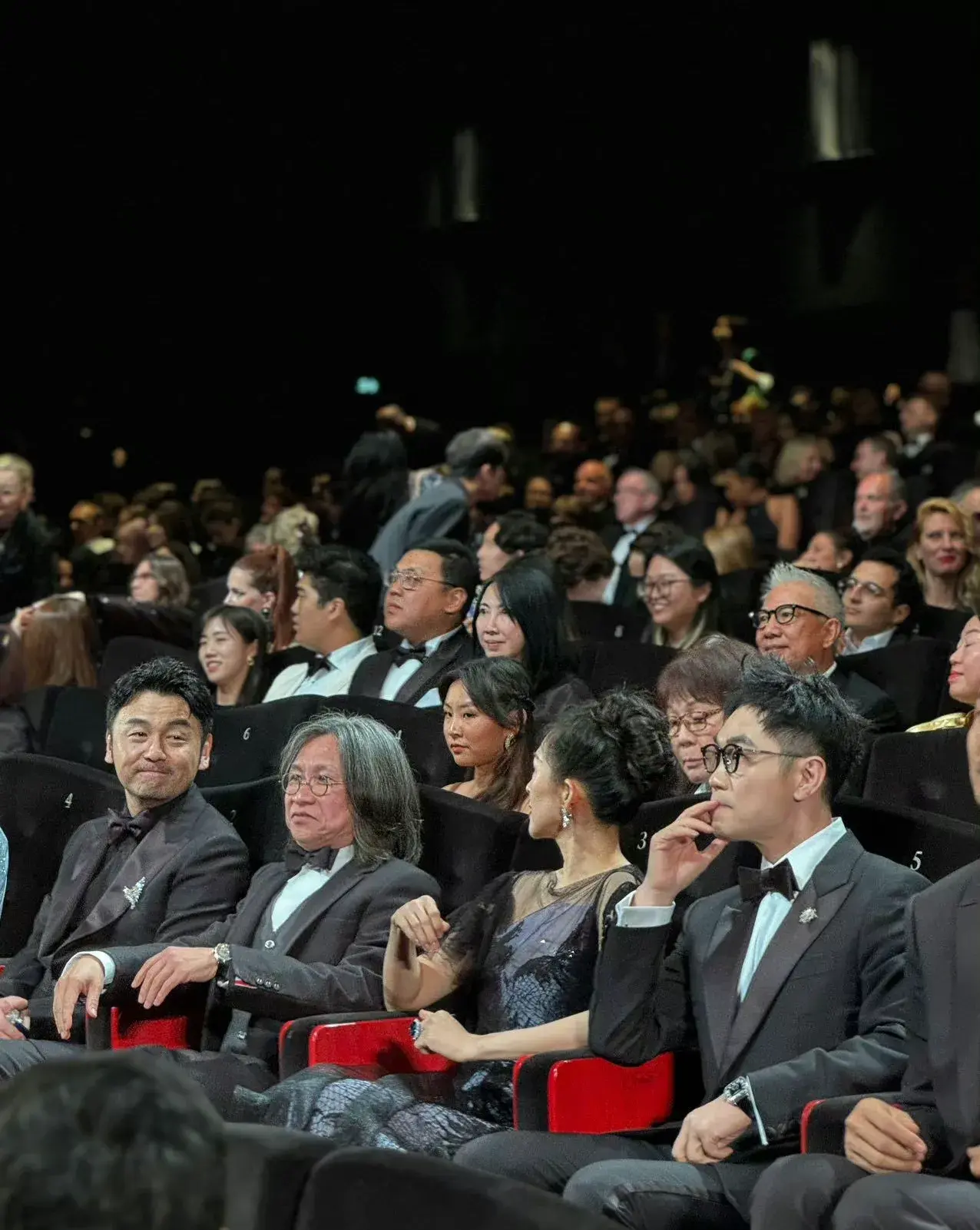 章子怡戛纳待遇:红毯清场，是枝裕和主动搭讪，杨幂李现成她跟班