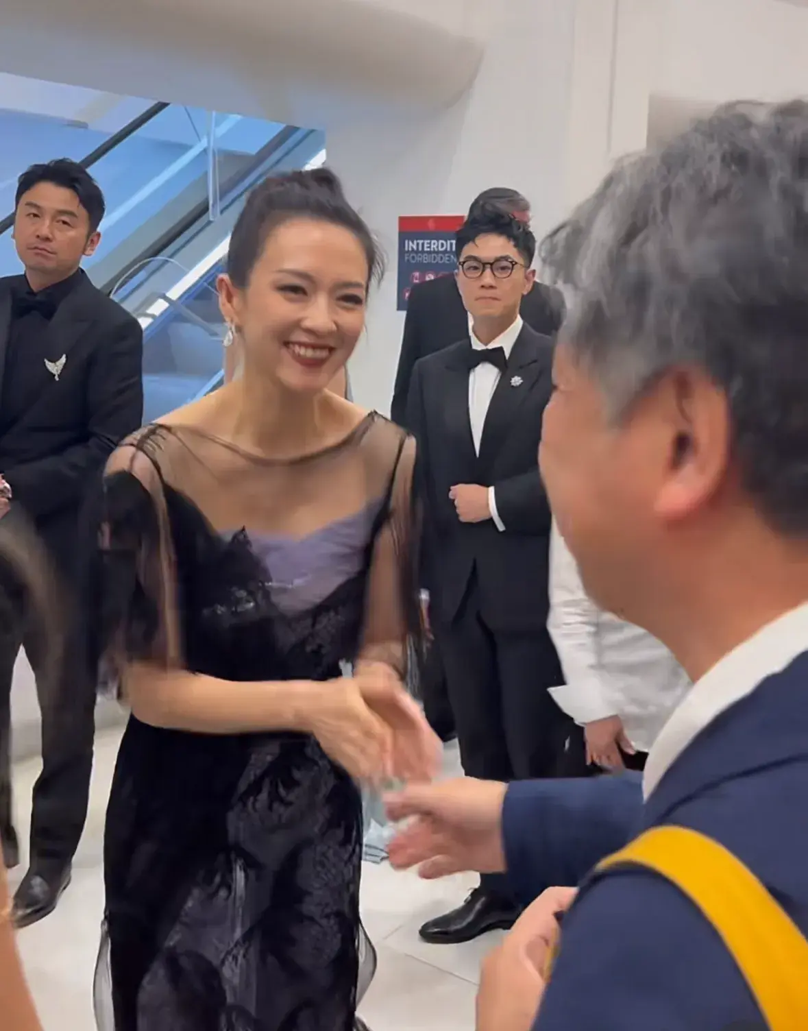 章子怡戛纳待遇:红毯清场，是枝裕和主动搭讪，杨幂李现成她跟班