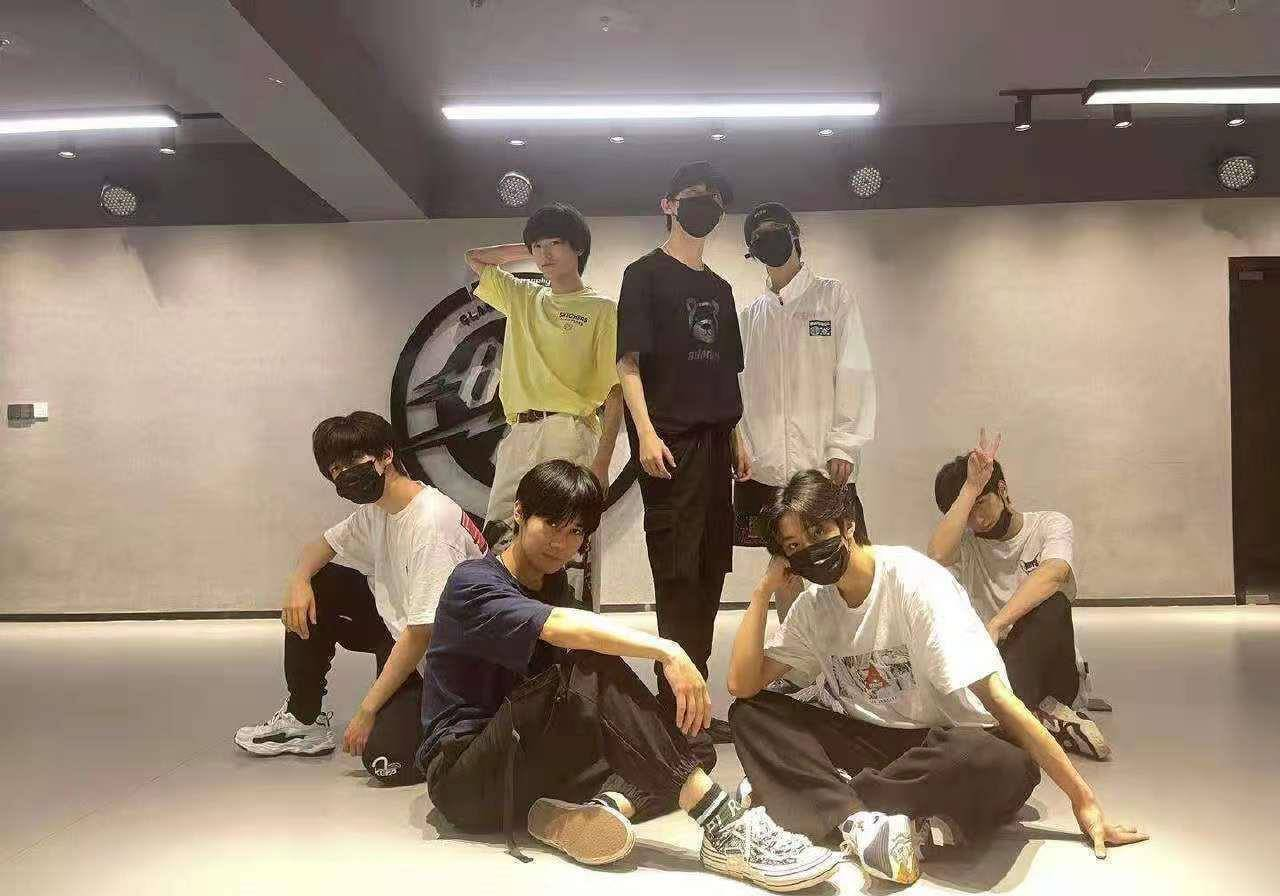 原创            马嘉祺风波后首露面，眼神憔悴状态差，丁程鑫宋亚轩站身后为他撑腰