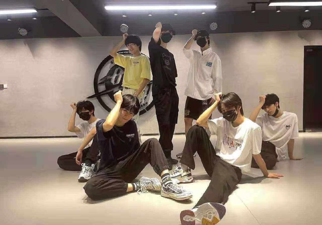 原创            马嘉祺风波后首露面，眼神憔悴状态差，丁程鑫宋亚轩站身后为他撑腰