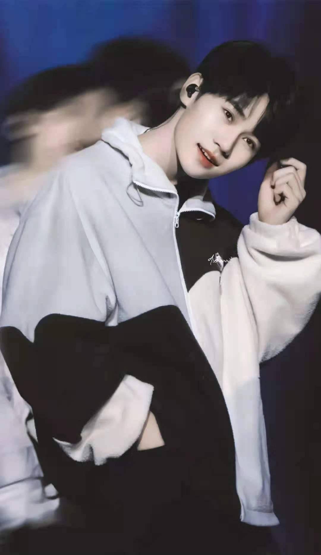 原创            马嘉祺风波后首露面，眼神憔悴状态差，丁程鑫宋亚轩站身后为他撑腰