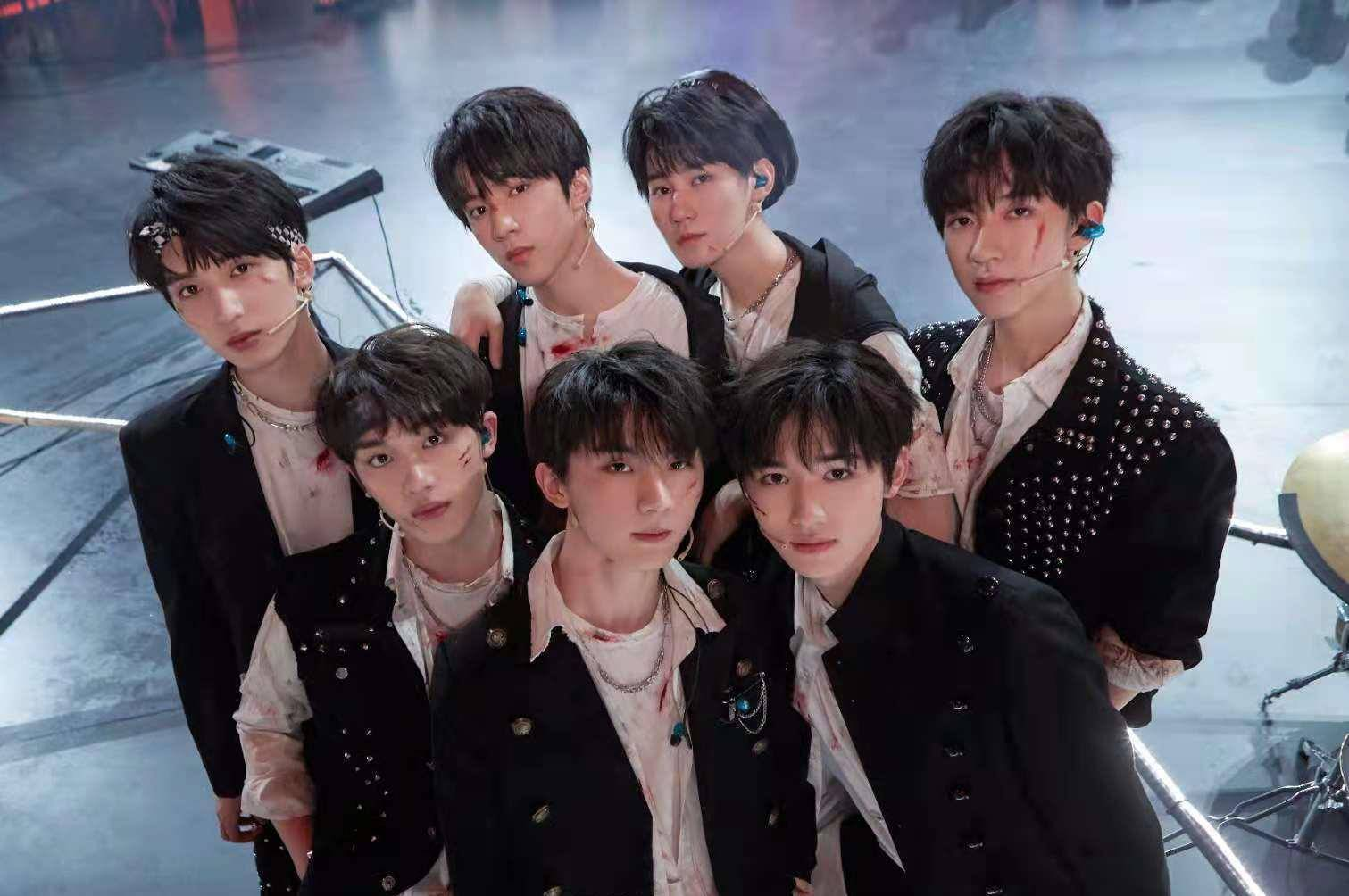 原创            马嘉祺风波后首露面，眼神憔悴状态差，丁程鑫宋亚轩站身后为他撑腰