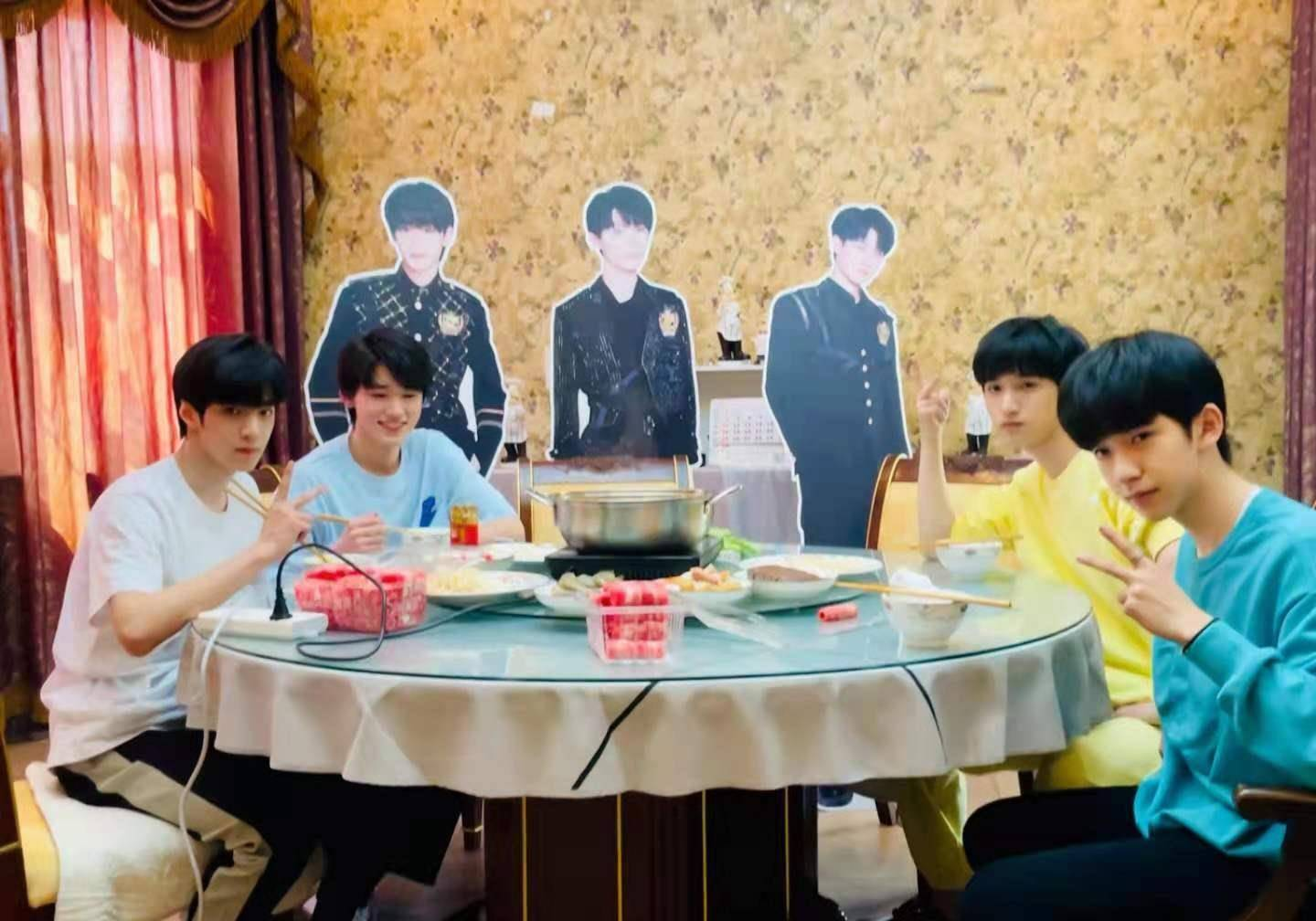 原创            马嘉祺风波后首露面，眼神憔悴状态差，丁程鑫宋亚轩站身后为他撑腰