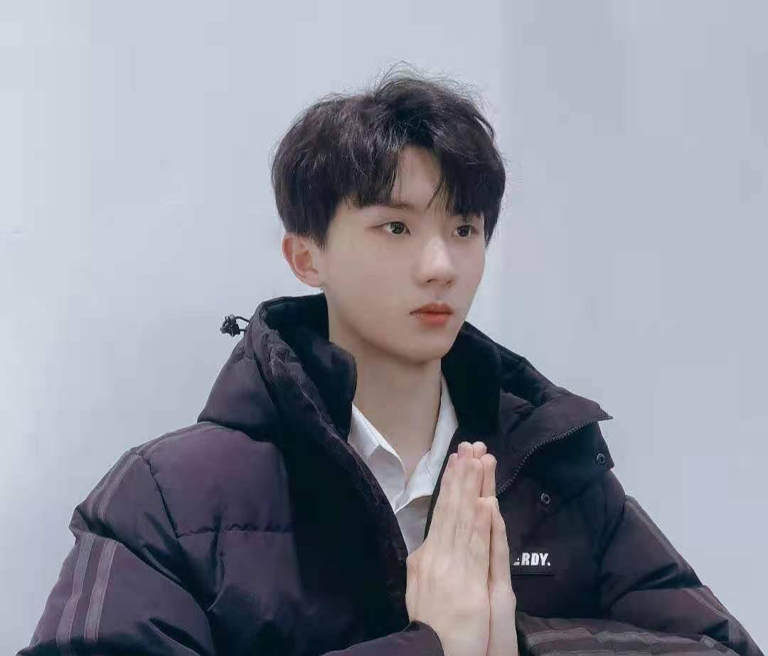 原创            马嘉祺风波后首露面，眼神憔悴状态差，丁程鑫宋亚轩站身后为他撑腰