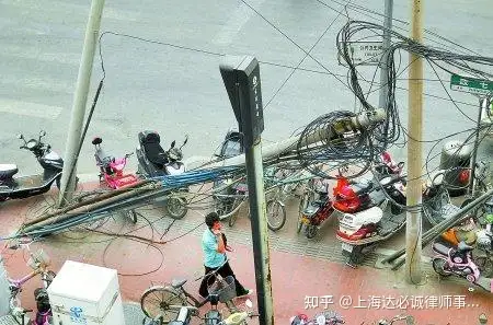 电线杆倒塌砸伤人“飞来横祸”谁赔偿？