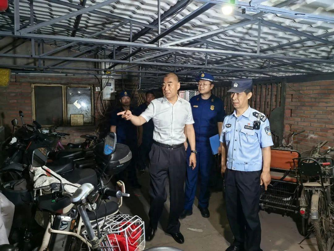 5月23日晚北京夜查行动清理违规停放电动自行车1747辆