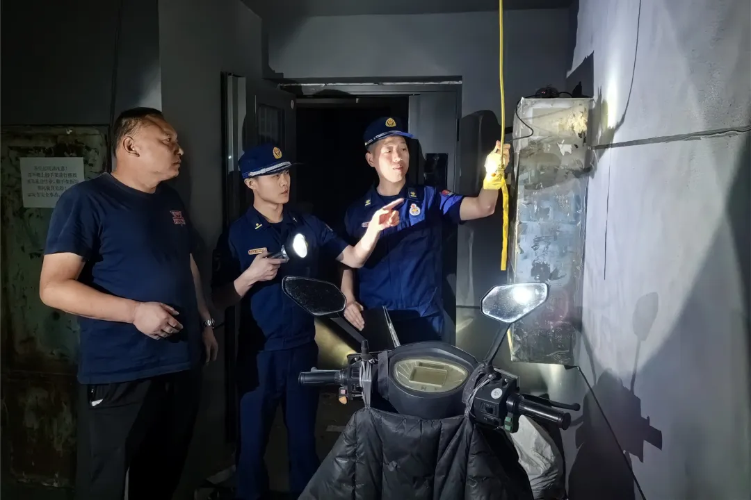 5月23日晚北京夜查行动清理违规停放电动自行车1747辆