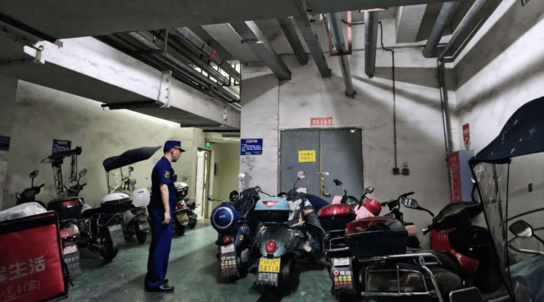 守夜人上线！南充消防开展电动车夜查行动~