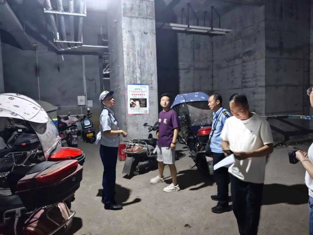守夜人上线！南充消防开展电动车夜查行动~