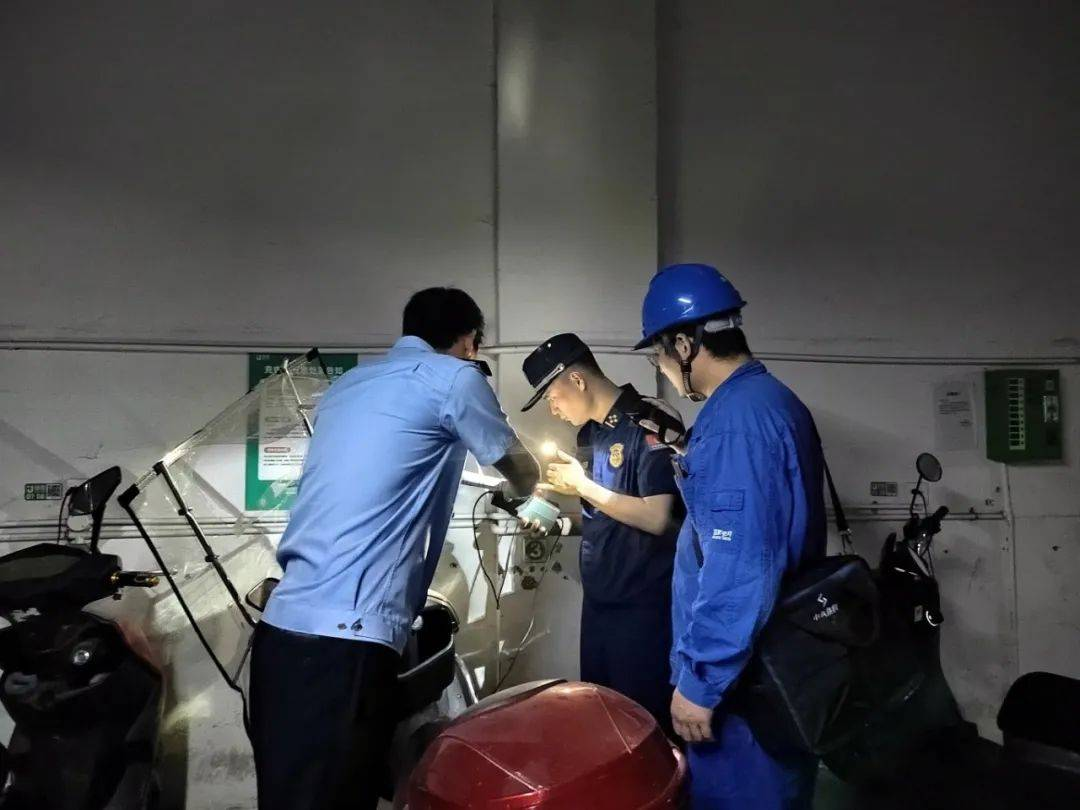 守夜人上线！南充消防开展电动车夜查行动~