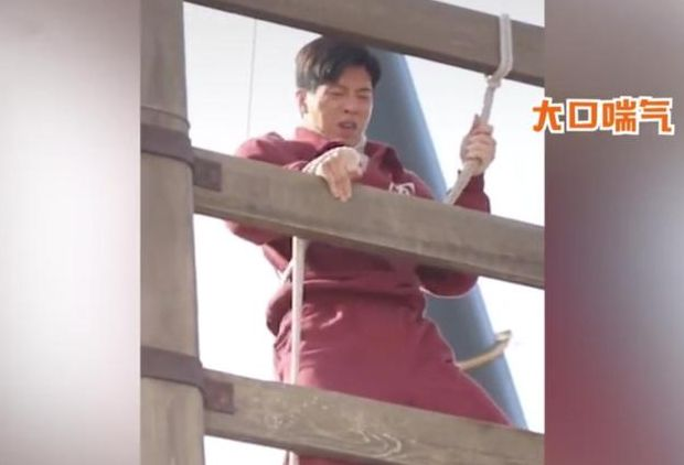 井柏然拍戏竟然从5米高摔落，手掌多处受伤却不忘安慰工作人员