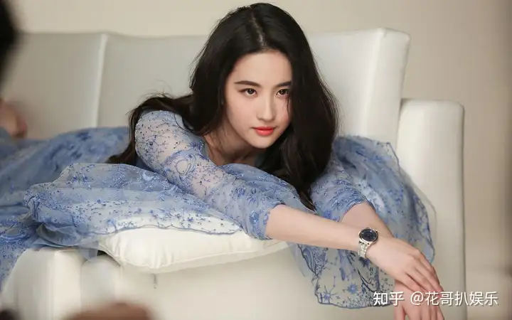 刘亦菲又爆雷，被扒出推崇《围棋少女》，还曾自称是亚裔而非华裔