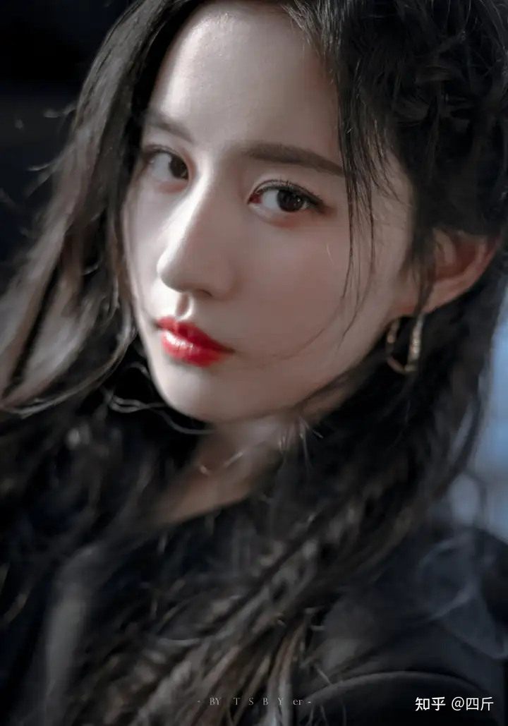 刘亦菲“沉默”引发热议，没有转发“日本投降”，国籍身份成问题