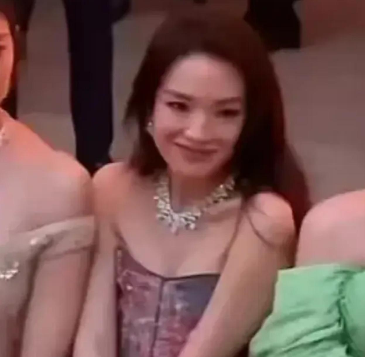 大快人心！日本女星挤兑舒淇：遭主办方除名！刘亦菲晒照霸气力挺