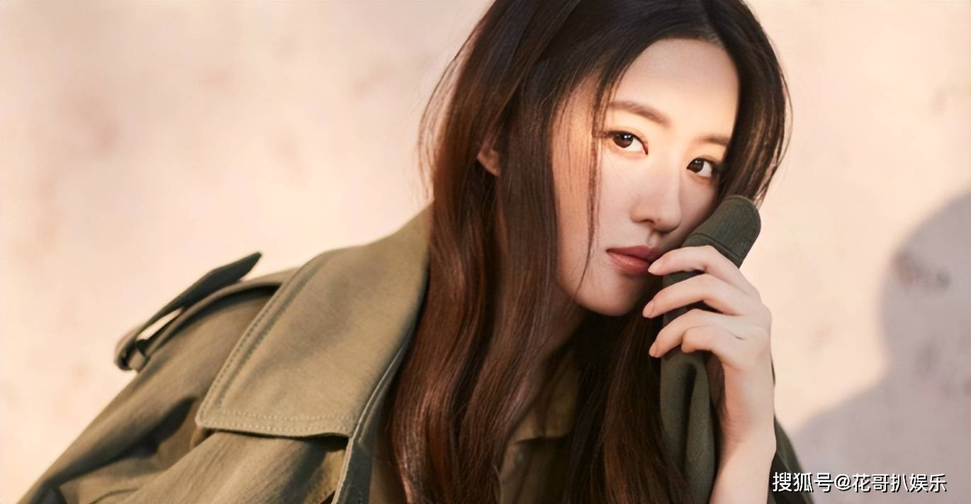 刘亦菲转发正能量文案引争议，话题tag被抹掉，网友质疑她不情愿