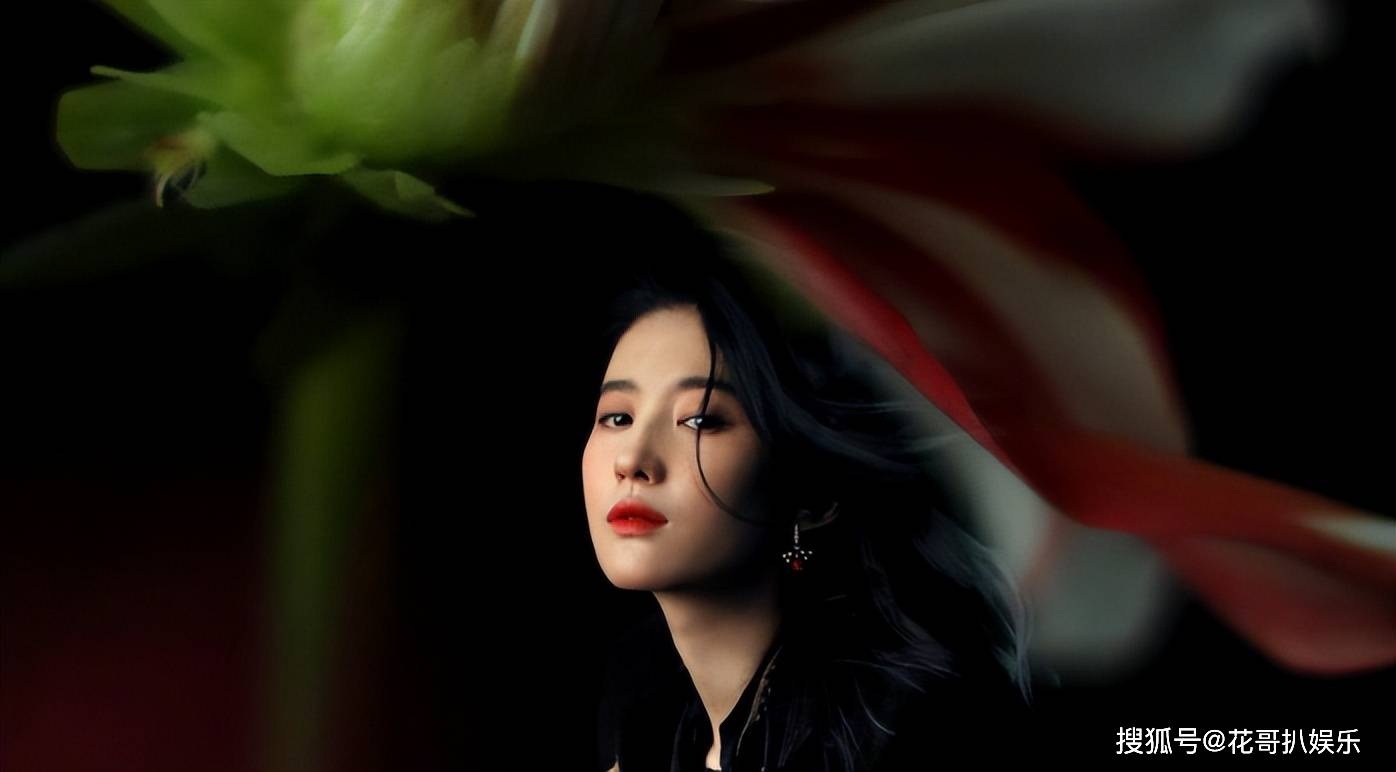 刘亦菲转发正能量文案引争议，话题tag被抹掉，网友质疑她不情愿