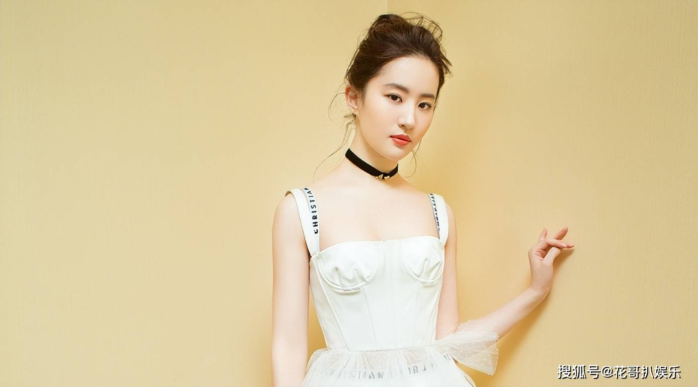 刘亦菲转发正能量文案引争议，话题tag被抹掉，网友质疑她不情愿