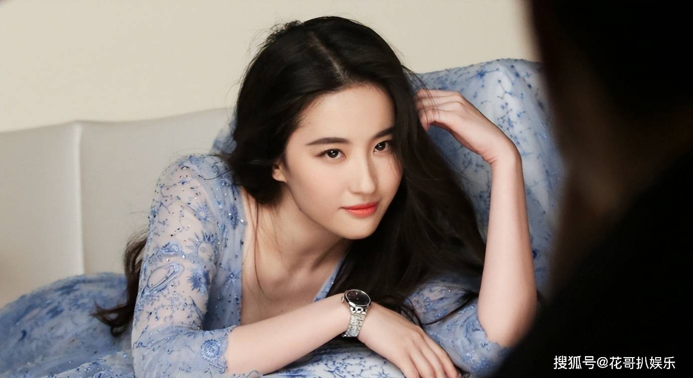 刘亦菲转发正能量文案引争议，话题tag被抹掉，网友质疑她不情愿