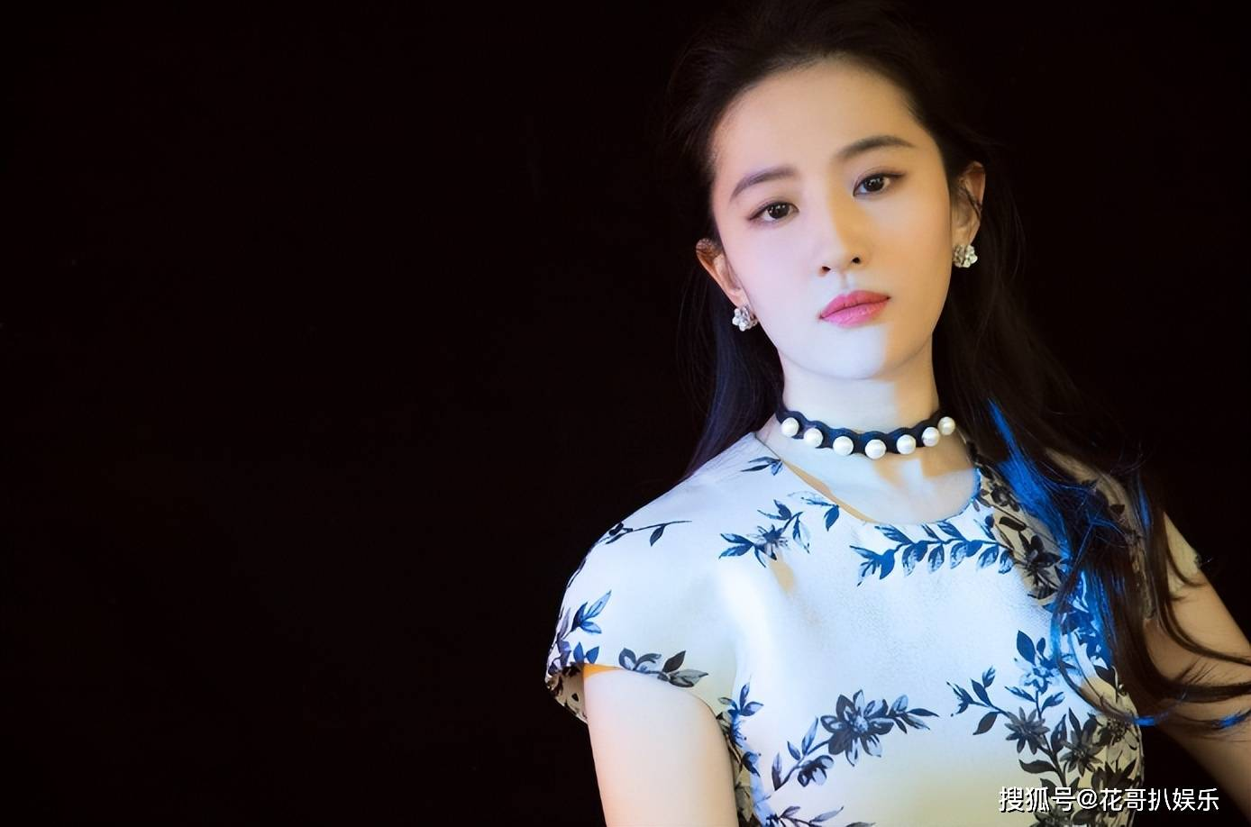 刘亦菲转发正能量文案引争议，话题tag被抹掉，网友质疑她不情愿