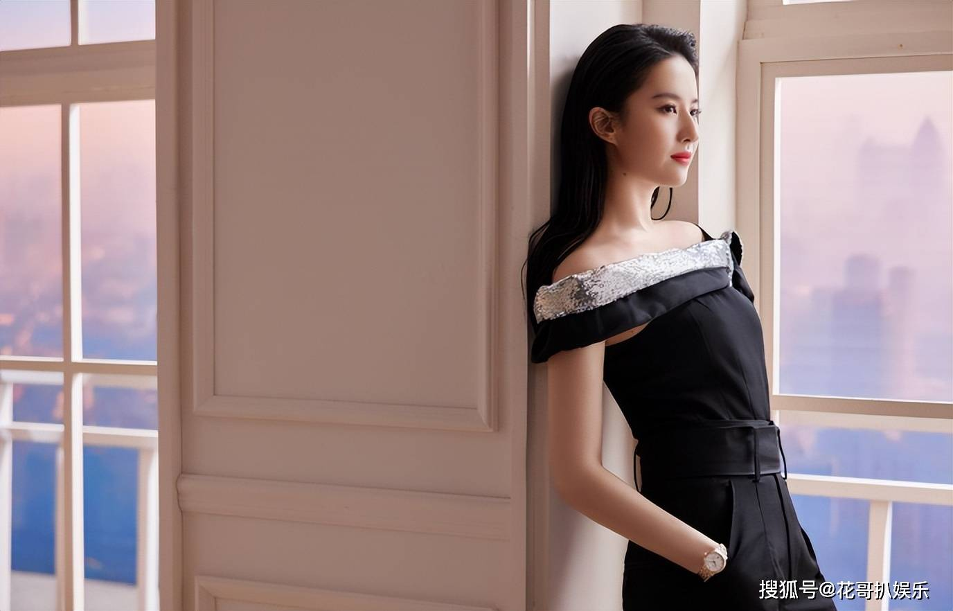 刘亦菲转发正能量文案引争议，话题tag被抹掉，网友质疑她不情愿