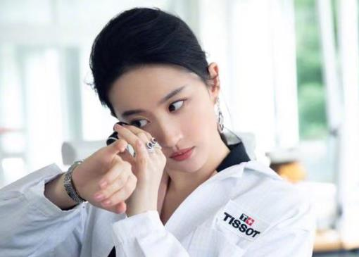 宠粉狂魔，刘亦菲发文引热议，9个字彰显“天仙攻”暖心一面