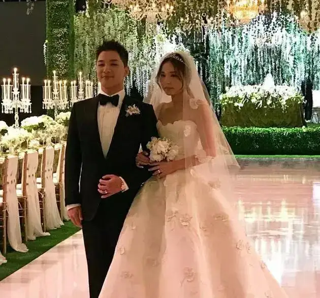 太阳婚礼竟比双宋CP还盛大!鲜花环绕，温馨甜蜜