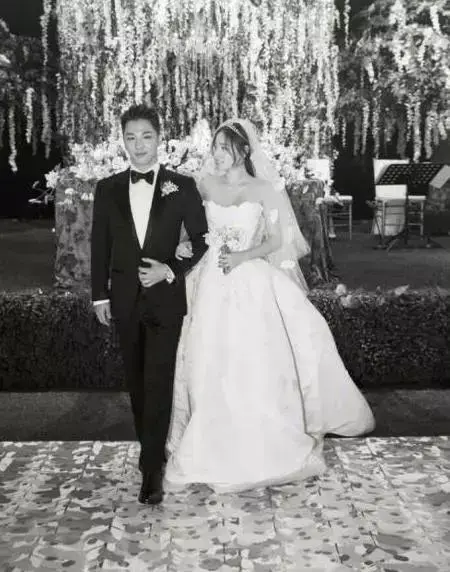 太阳婚礼竟比双宋CP还盛大!鲜花环绕，温馨甜蜜