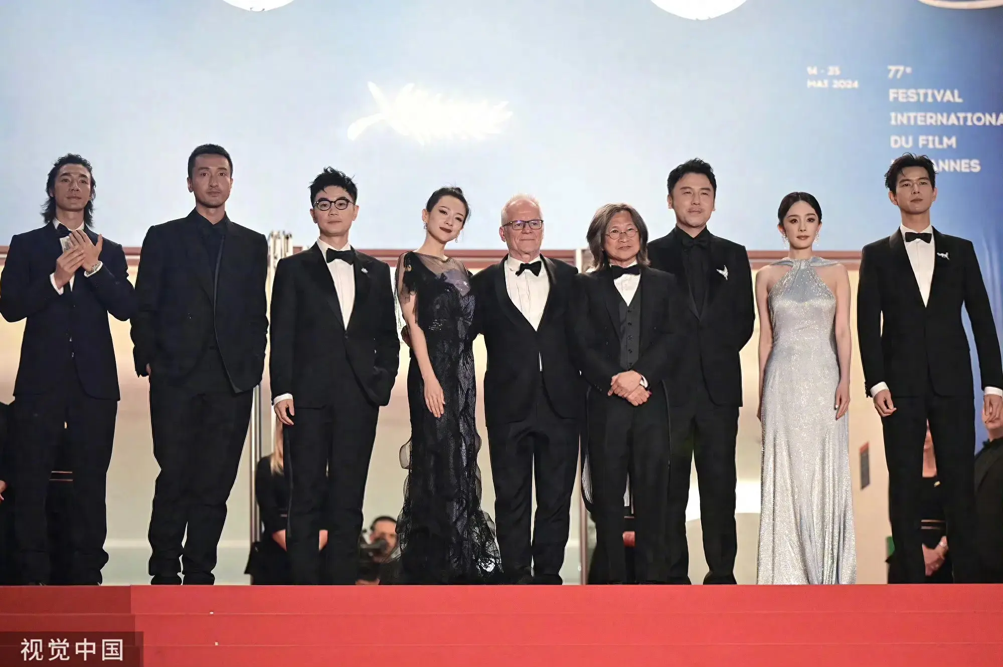 章子怡杨幂亮相戛纳红毯，章子怡获得清场！谁是C位一眼就能知道