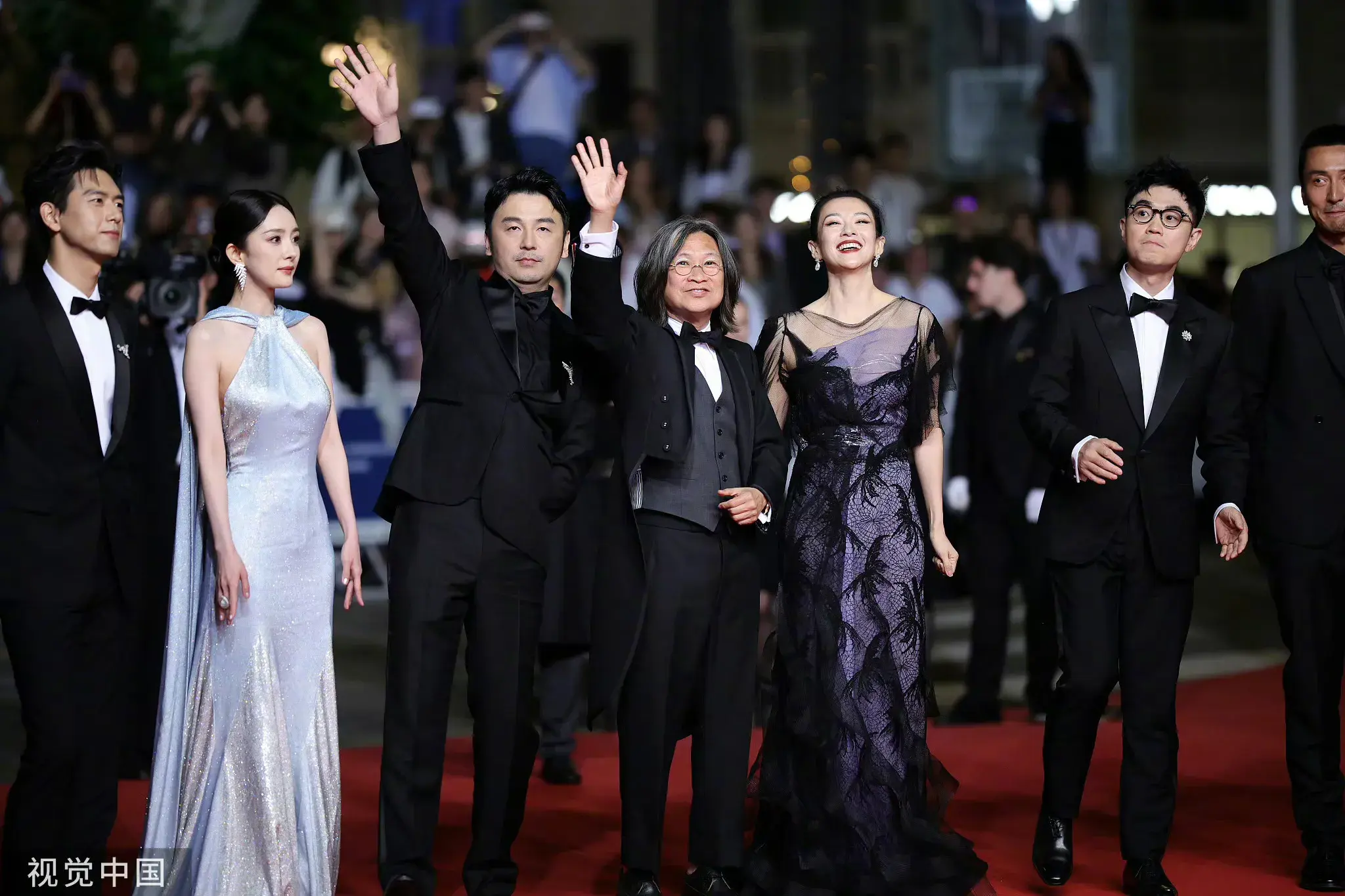 章子怡杨幂亮相戛纳红毯，章子怡获得清场！谁是C位一眼就能知道