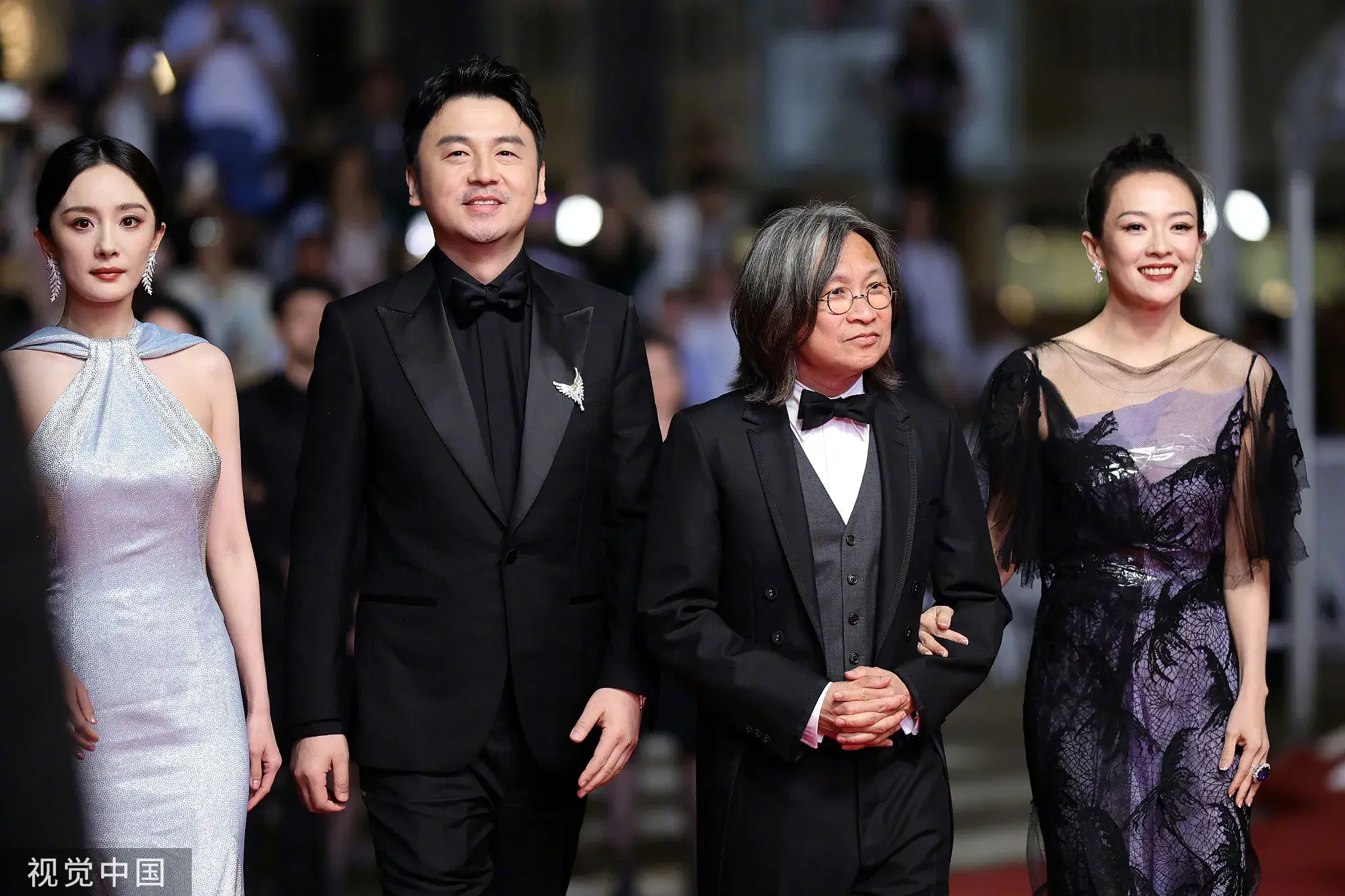 章子怡杨幂亮相戛纳红毯，章子怡获得清场！谁是C位一眼就能知道