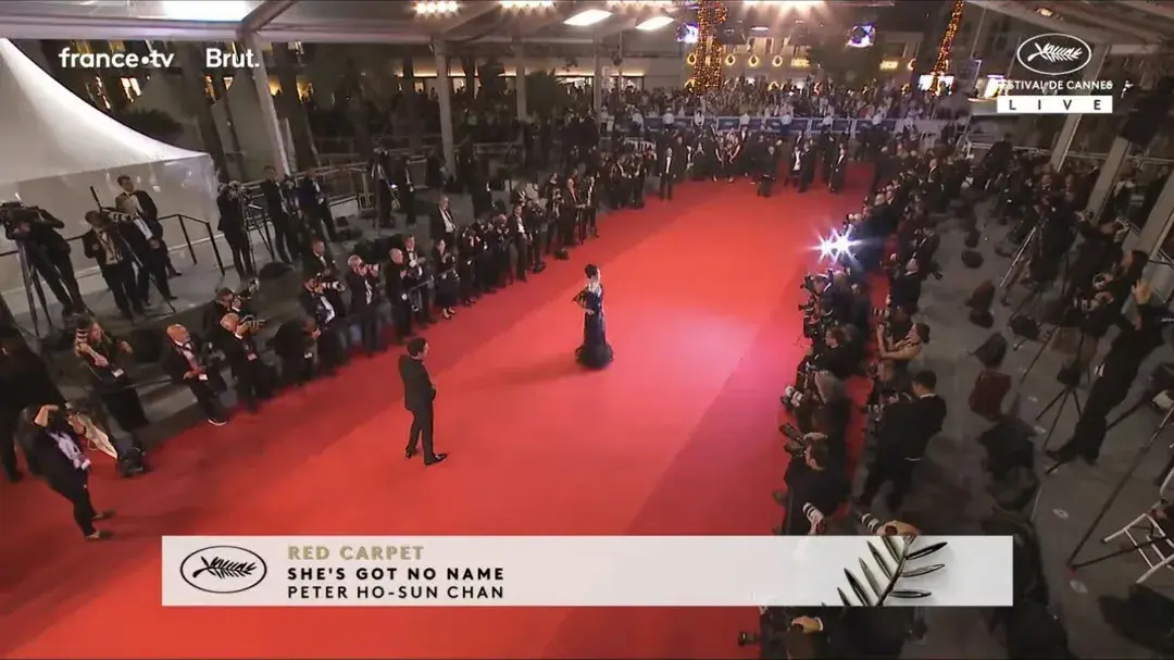 章子怡杨幂亮相戛纳红毯，章子怡获得清场！谁是C位一眼就能知道