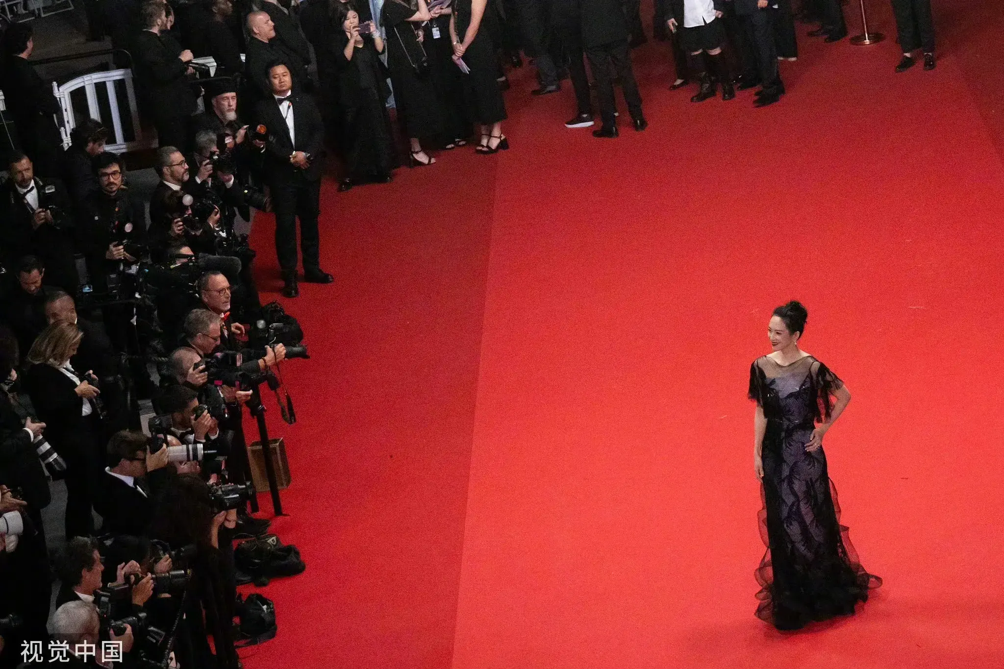 章子怡杨幂亮相戛纳红毯，章子怡获得清场！谁是C位一眼就能知道