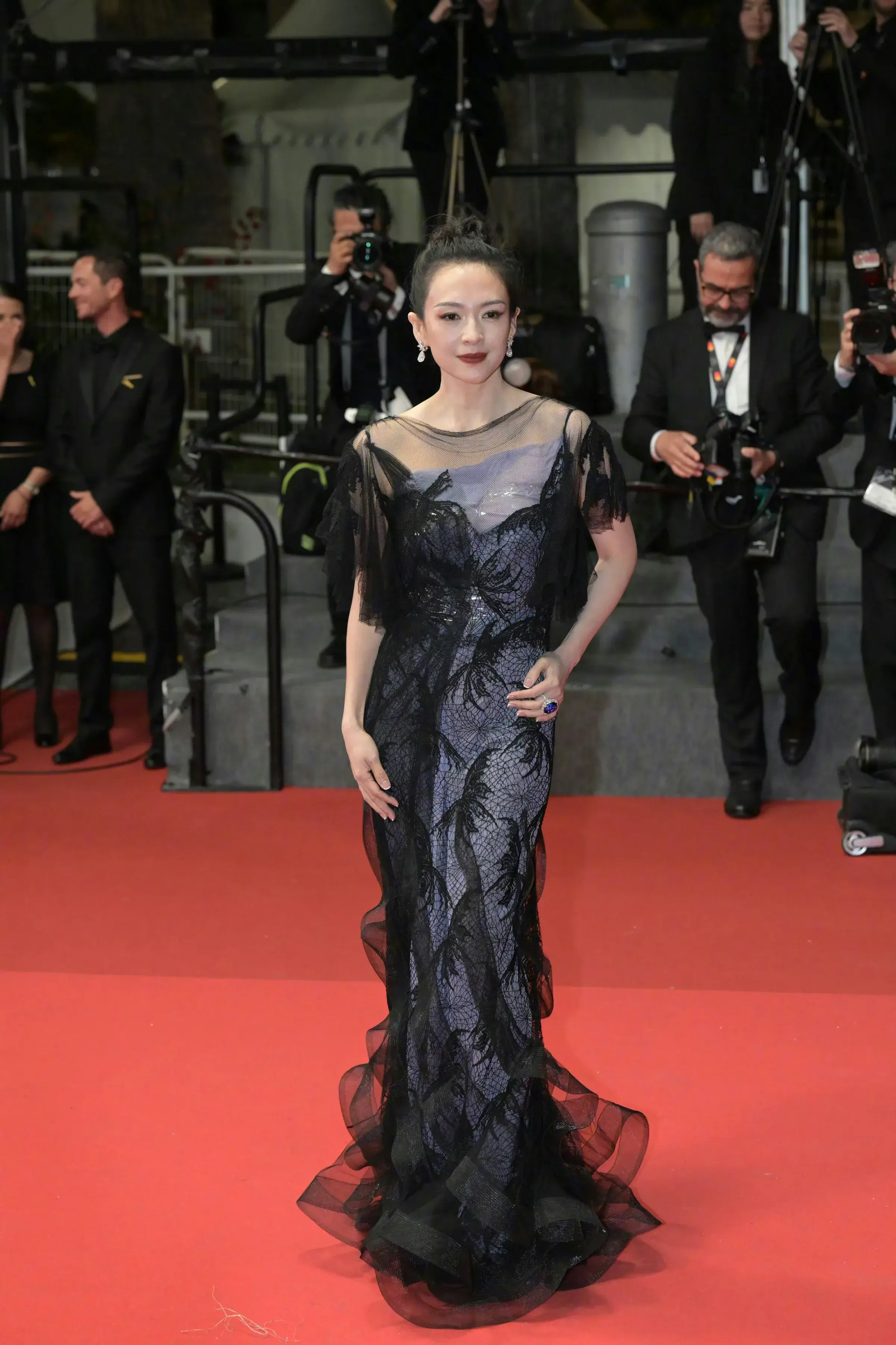 章子怡杨幂亮相戛纳红毯，章子怡获得清场！谁是C位一眼就能知道