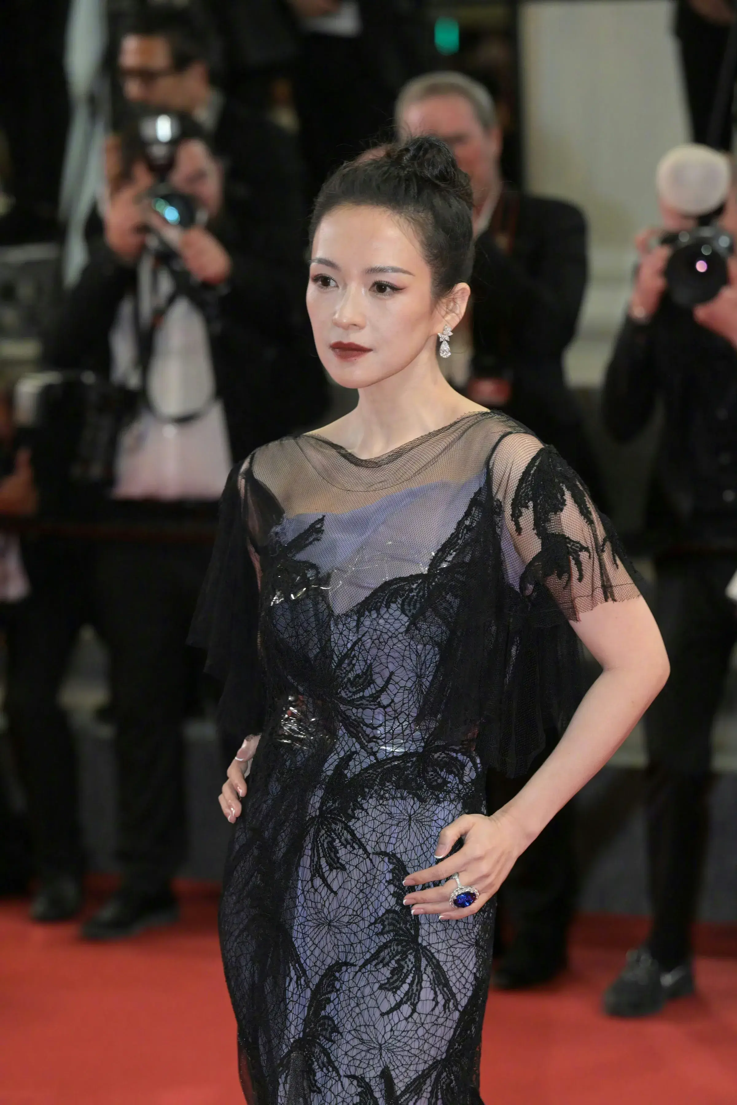 章子怡杨幂亮相戛纳红毯，章子怡获得清场！谁是C位一眼就能知道