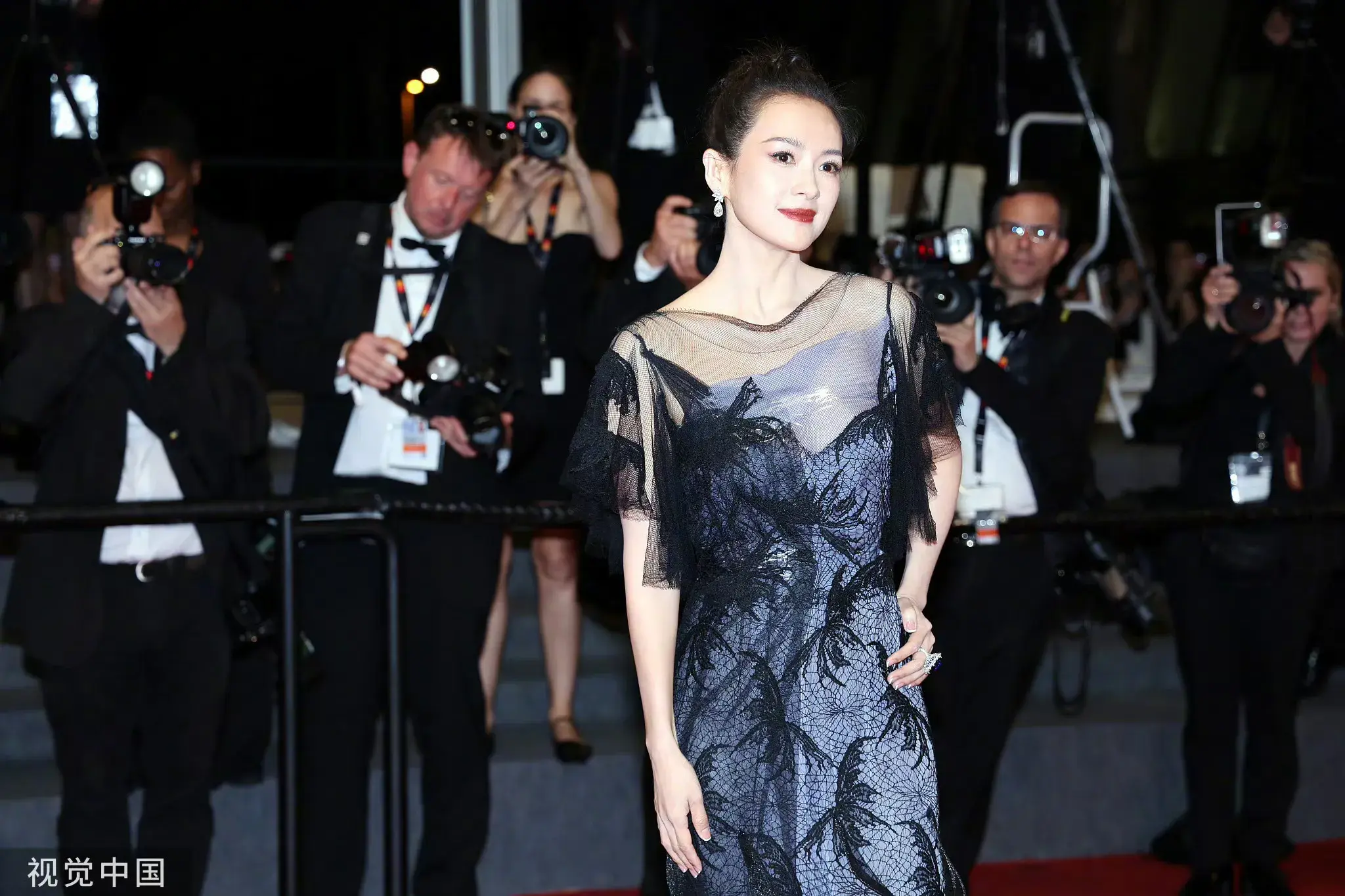 章子怡杨幂亮相戛纳红毯，章子怡获得清场！谁是C位一眼就能知道