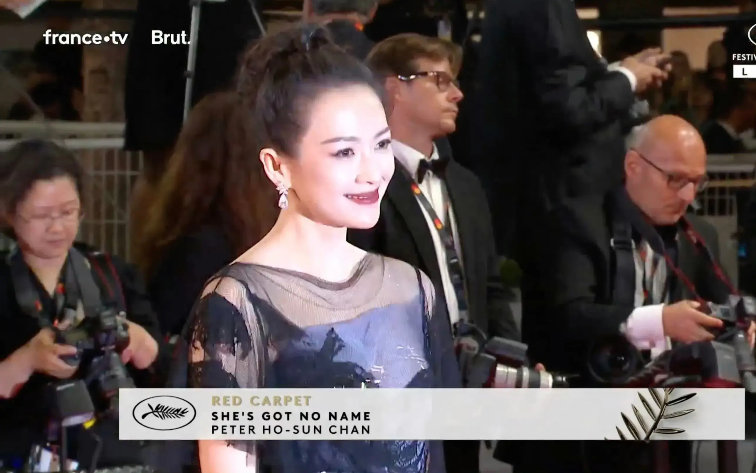 章子怡杨幂亮相戛纳红毯，章子怡获得清场！谁是C位一眼就能知道