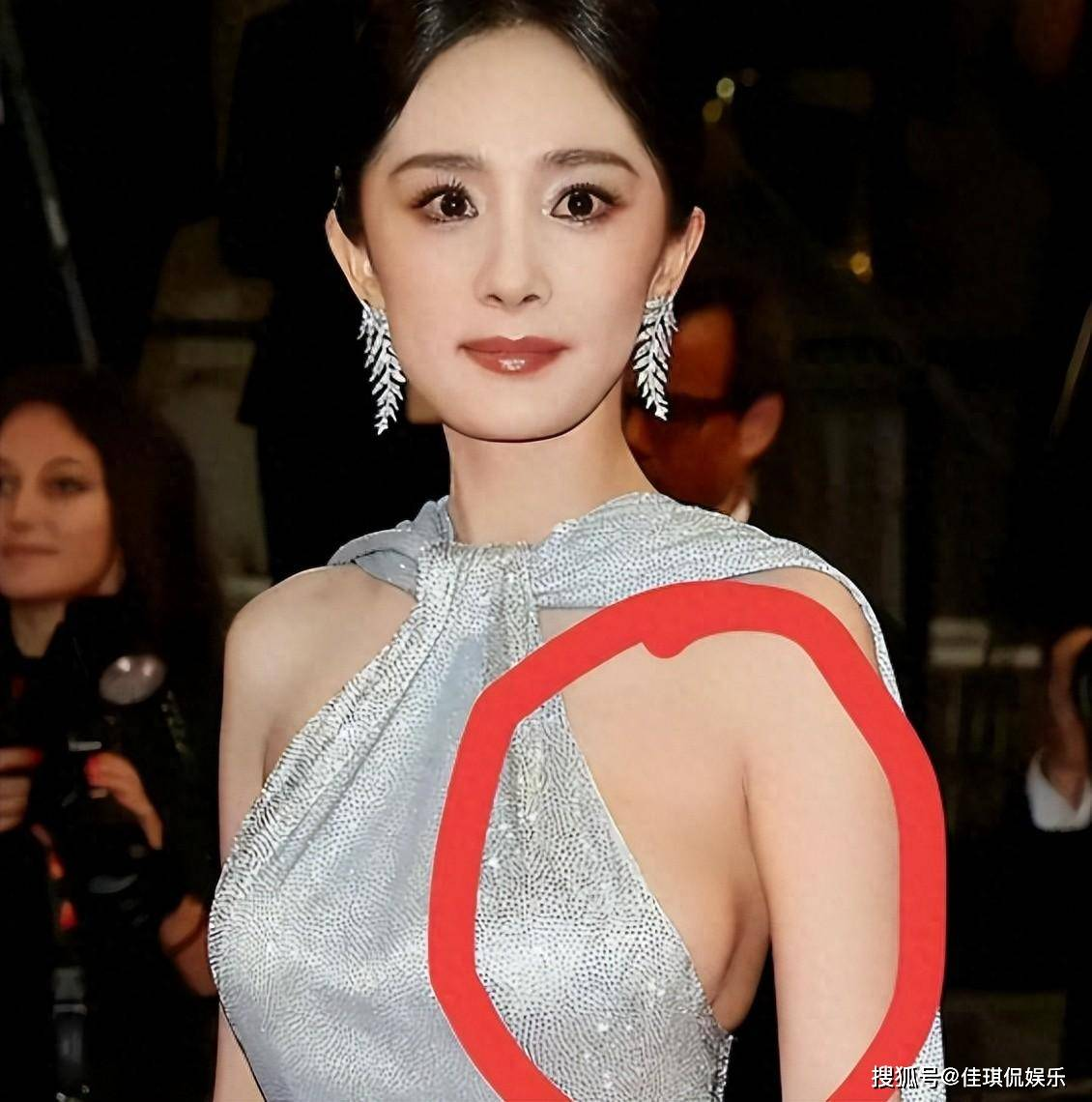 原创            杨幂疑似抢C位，拍照时把章子怡挤到小角落，却被狠狠教训了一顿