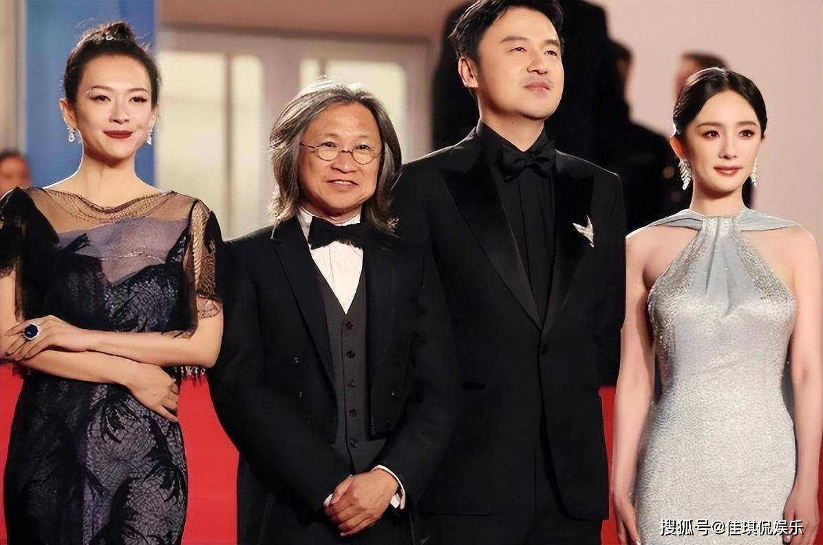 原创            杨幂疑似抢C位，拍照时把章子怡挤到小角落，却被狠狠教训了一顿