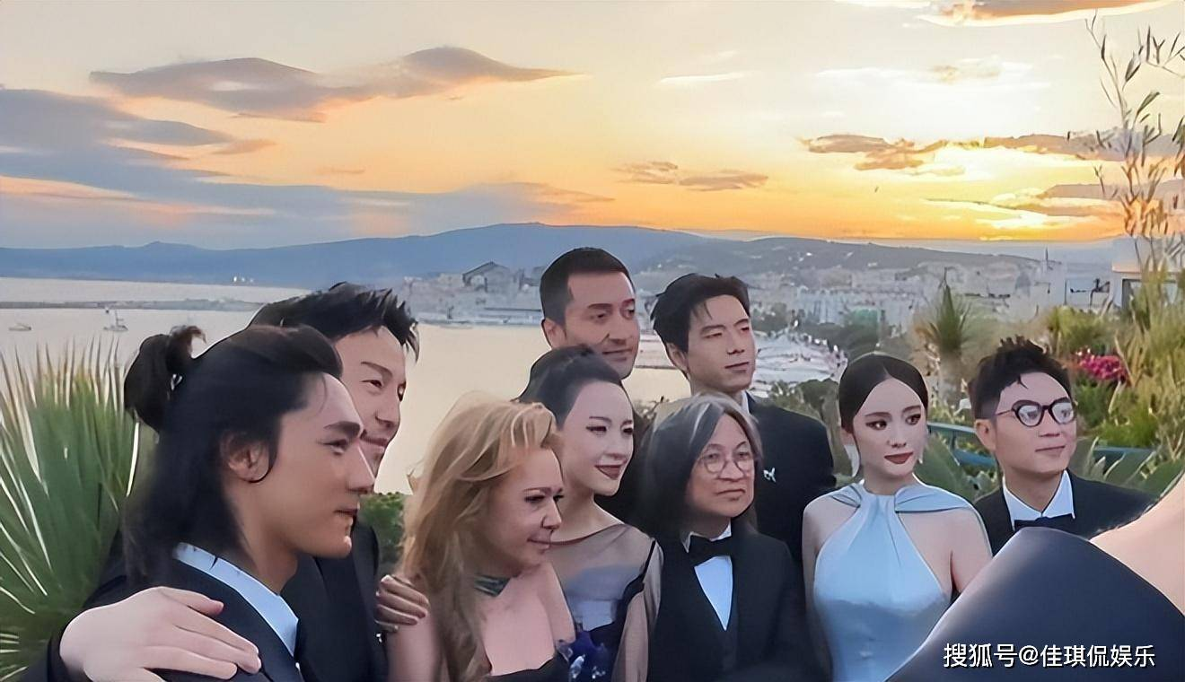 原创            杨幂疑似抢C位，拍照时把章子怡挤到小角落，却被狠狠教训了一顿